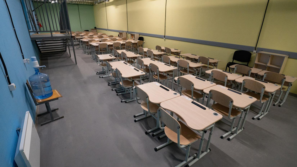 Сегодня украинские дети могут учиться очно только в тех школах, где есть сертифицированное укрытие.